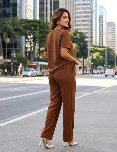 CONJUNTO DETALHE VIÉS BOTÃO MARROM